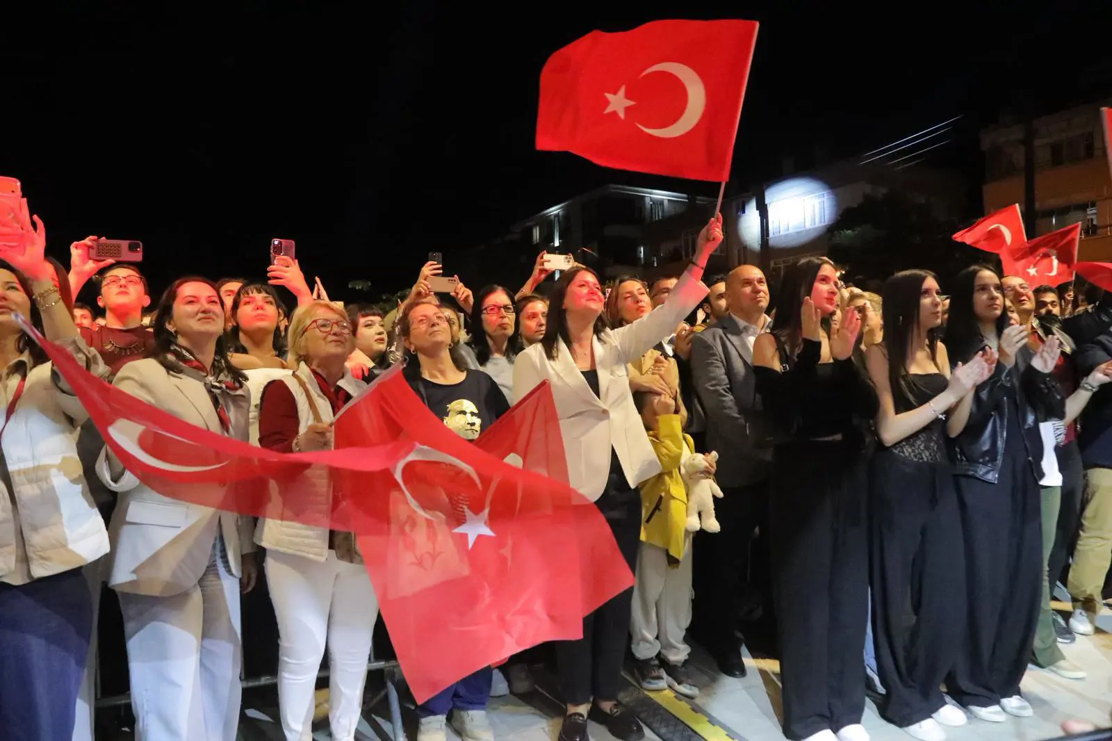 EDİRNE’DE 19 MAYIS: SOKAKLARDA FENER ALAYI, SAHNEDE EMRE AYDIN galeri görseli